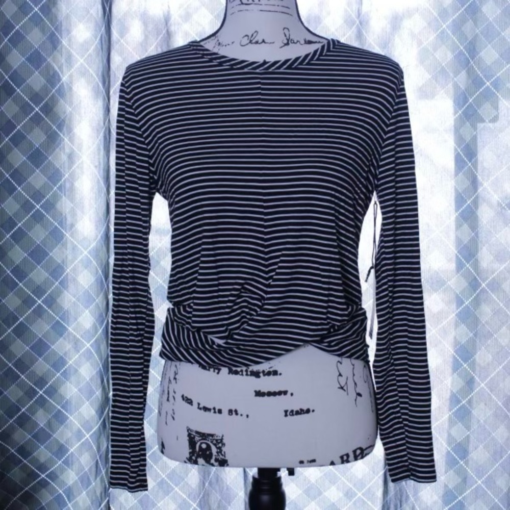 ⭐️🆕HAUTE MONDE Black & White Top Sz M⭐️